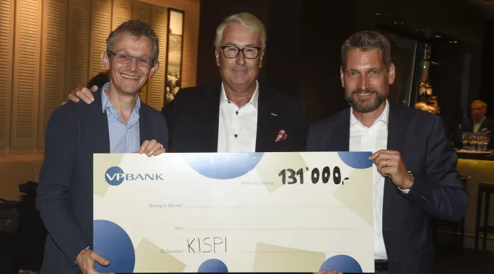 Matthias Baumgartner und Georg Schäppi mit dem Check.