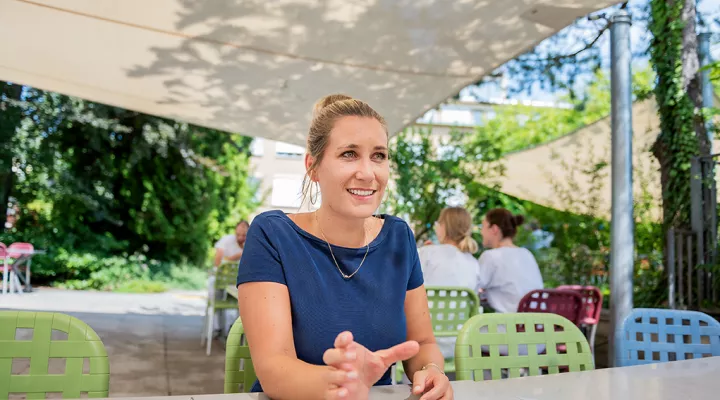 Cornelia Goller von der International Office während einem Gespräch fotografiert