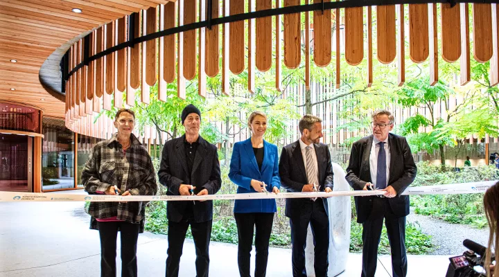 Christine Binswanger, Jacques Herzog, Natalie Rickli, Georg Schäppi und Martin Vollenwyder durchschneiden ein Band bei der Einweihung des neuen Kinderspitals Zürich