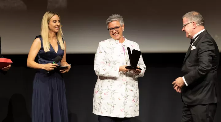Die Gewinnerin des Viktor Awards nimmt glücklich ihre Auszeichnung auf der Bühne entgegen. 