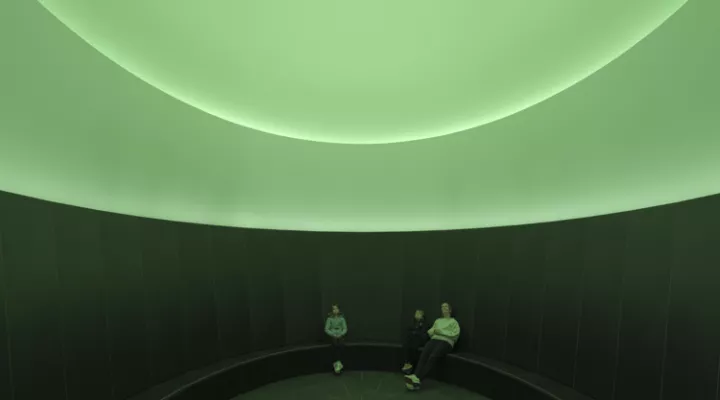 Der «Skyspace Sustenance» ist ein Raum in Form eines elliptischen Zylinders, der bei trockenem Wetter über eine ovale Öffnung in der Decke die Sicht auf den Himmel freigibt.