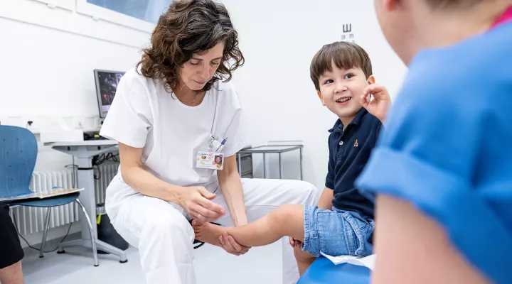 Spina bifida Patient Pedro wird von der Ärztin Beth Padden im Kinderspital Zürich untersucht