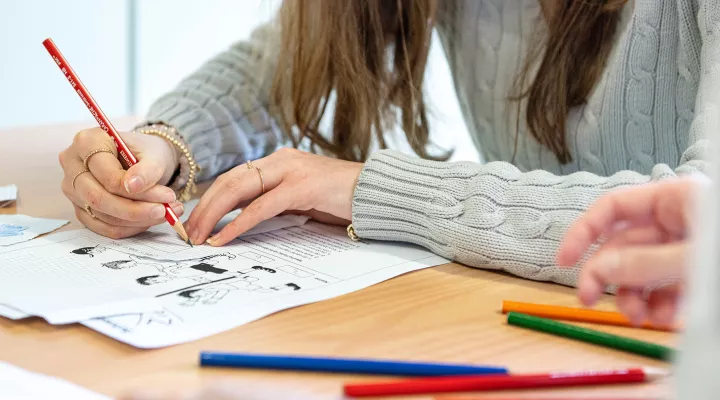 Eine jugendliche Patientin arbeitet mit Logopädin während Rehabilitation in der Kinder-Reha Schweiz