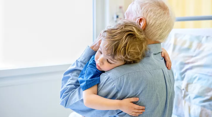 Ein Grossvater umarmt seinen Enkel im Kinderspital Zürich