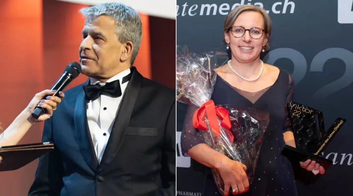 Links ist Christoph Berger mit Fliege und Anzug, er spricht in ein Mikrofon. Rechts lächelt Priska Vonbach in die Kamera, einen Blumenstrauss und den Award im Arm.