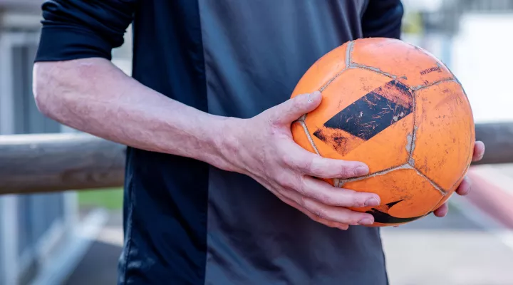 Guus van Eck, brandverletzt, spielt gerne Fussball