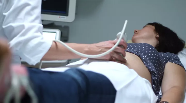 Eine schwangere Frau bei einem Ultraschall.