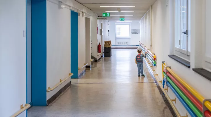 Ein Kind steht auf dem Flur des Kinderspitals Zürich