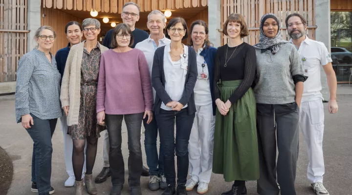 Elf Personen der Kinderschutzgruppe des Kinderspitals Zürich stehen vor dem Akutspital