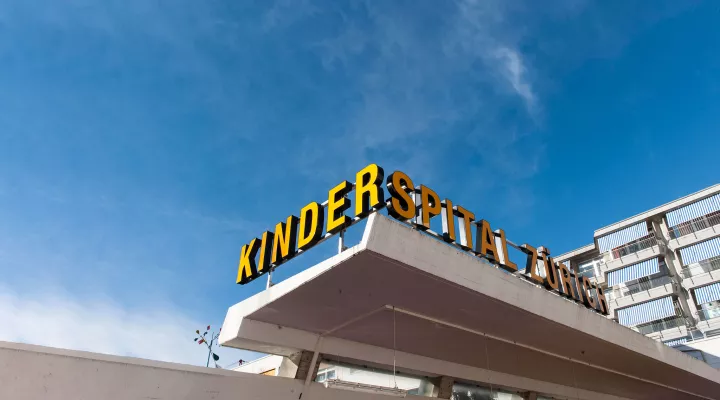 Die Beschriftung vor dem Haupteingang des Kinderspitals Zürich