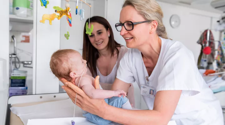 PD Dr. med. Cornelia Hagmann kümmert sich um Patient 