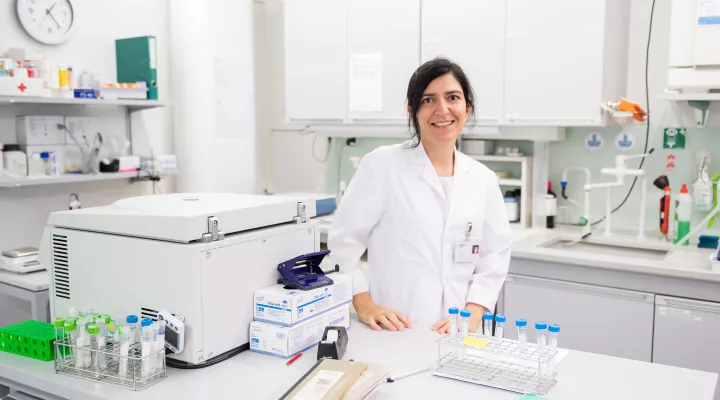 Onkologin Ana Guerreiro Stuecklin steht im Labor 