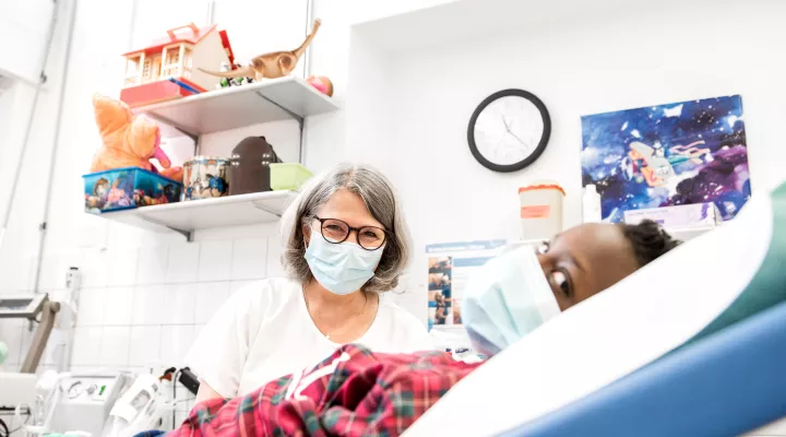 Pflegefachfrau Françoise Jossi mit Patient