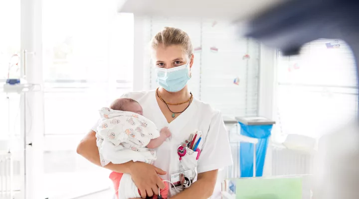 Pflegefachfrau Leia Kälin mit Patient auf dem Arm