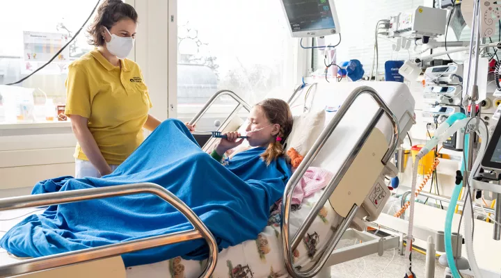 Ein Kind erholt sich von PIMS auf der Intensivstation mit der Hilfe einer Physiotherapeutin