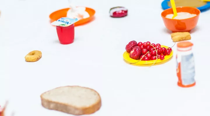 Psychologie, Kinder Picnic, Esswaren spielerisch auf dem Boden aufgestellt