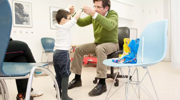 Kinder-Reha Schweiz, Prof. Dr. med. Andreas Meyer untersucht einen Patienten