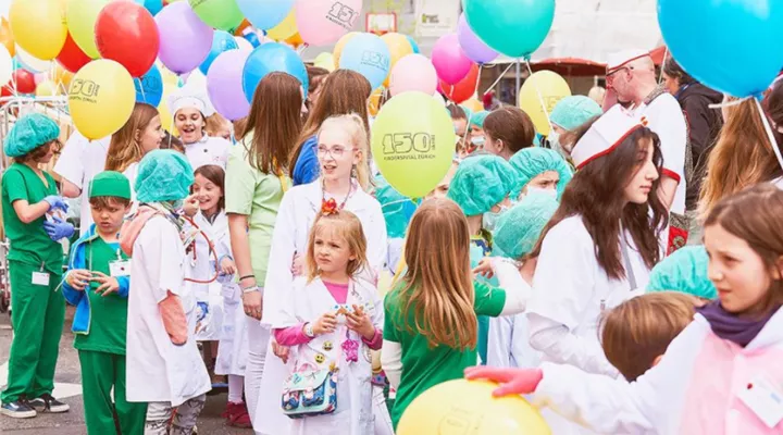 Umzug mit Patientinnen und Patienten des Kinderspitals am Sechseläuten