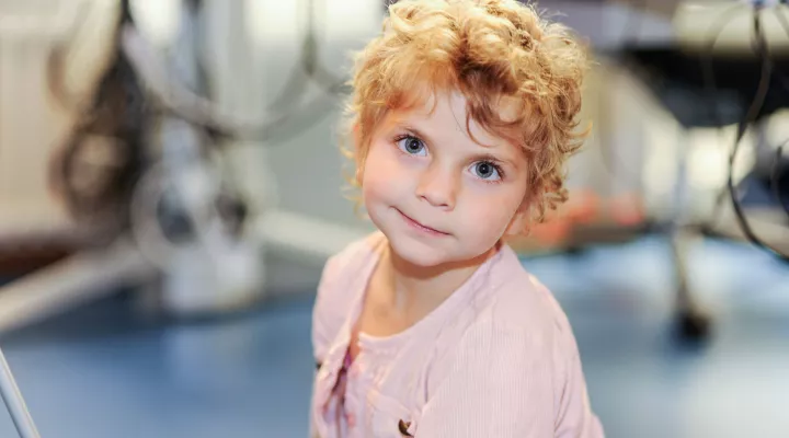 Ein Krankes Kind vor der Behandlung einer Stoffwechselkrankheit posiert vor der Kamera