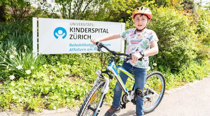 Schädel-Hirn-Trauma Patient mit Velo vor Reha-Zentrum Affoltern