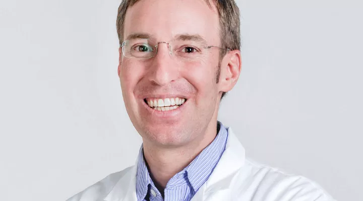 Ein Portrait von dem Arzt Ueli Möhrlen von der Abteilung von der Abteilung Viszeral und Thoraxchirurgie