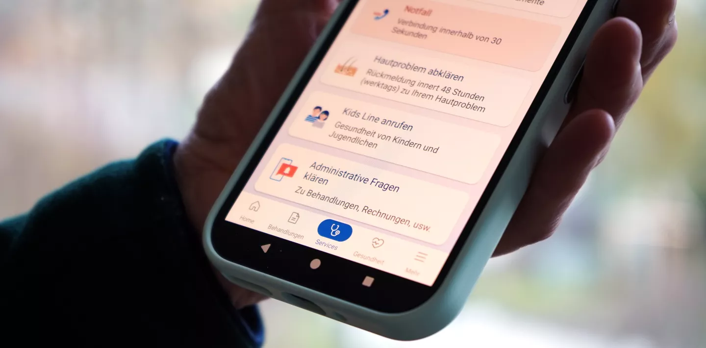 Auf einem Smartphone ist die App der Medgate geöffnet