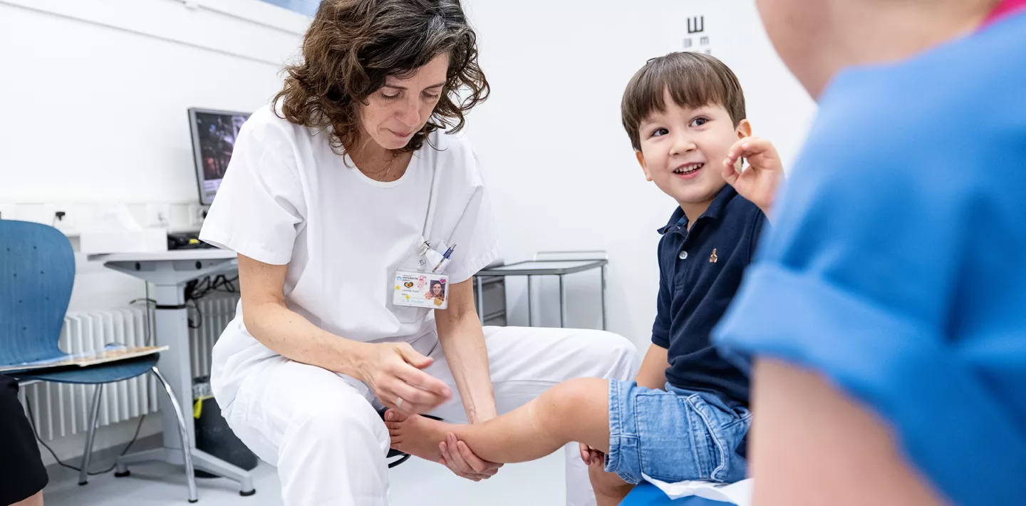 Spina bifida Patient Pedro wird von der Ärztin Beth Padden im Kinderspital Zürich untersucht