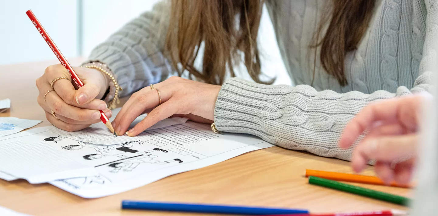 Eine jugendliche Patientin arbeitet mit Logopädin während Rehabilitation in der Kinder-Reha Schweiz