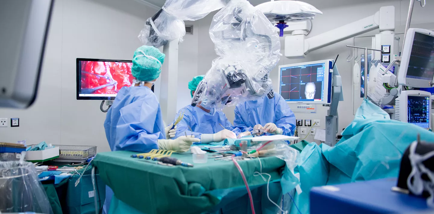 Neurochirurg Niklaus Krayenbühl mit seinem Team fotografiert währen einem Eingriff