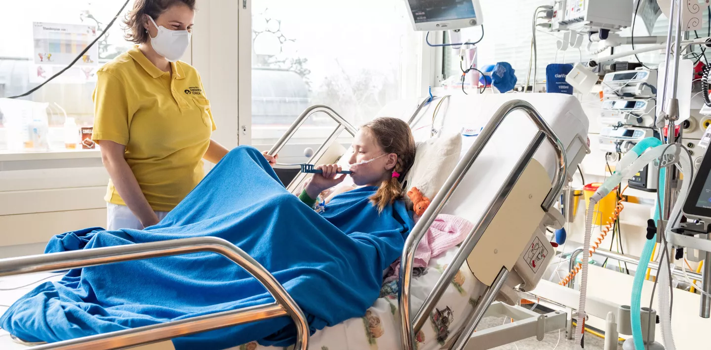 Ein Kind erholt sich von PIMS auf der Intensivstation mit der Hilfe einer Physiotherapeutin