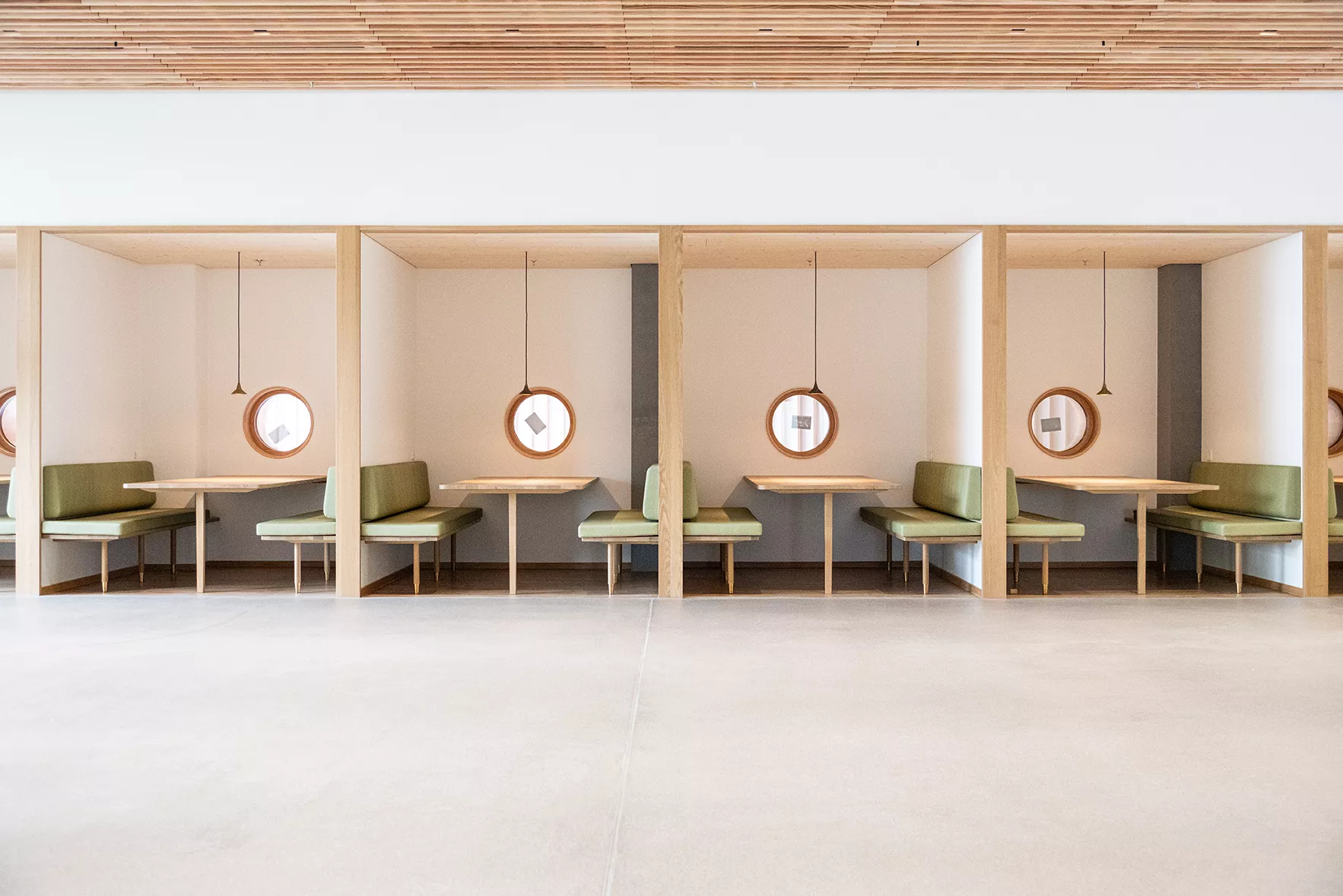 Sitzecken im Restaurant des neuen Akutspitals des Kinderspitals Zürich