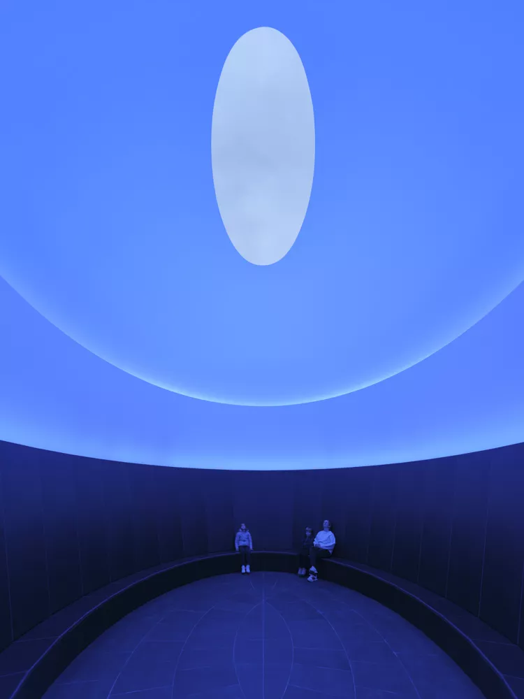 Der «Skyspace Sustenance» ist ein Raum in Form eines elliptischen Zylinders, der bei trockenem Wetter über eine ovale Öffnung in der Decke die Sicht auf den Himmel freigibt.