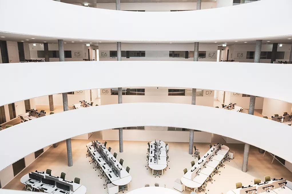 Innenhof mit modernen Arbeitsplätzen im neuen Gebäude für Forschung und Lehre des Universitäts-Kinderspital Zürich