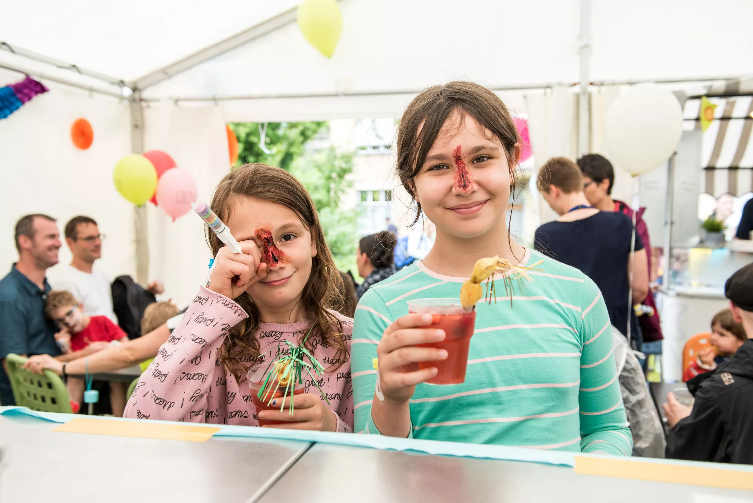 Zwei Kinder mit erfrischenden Getränken 