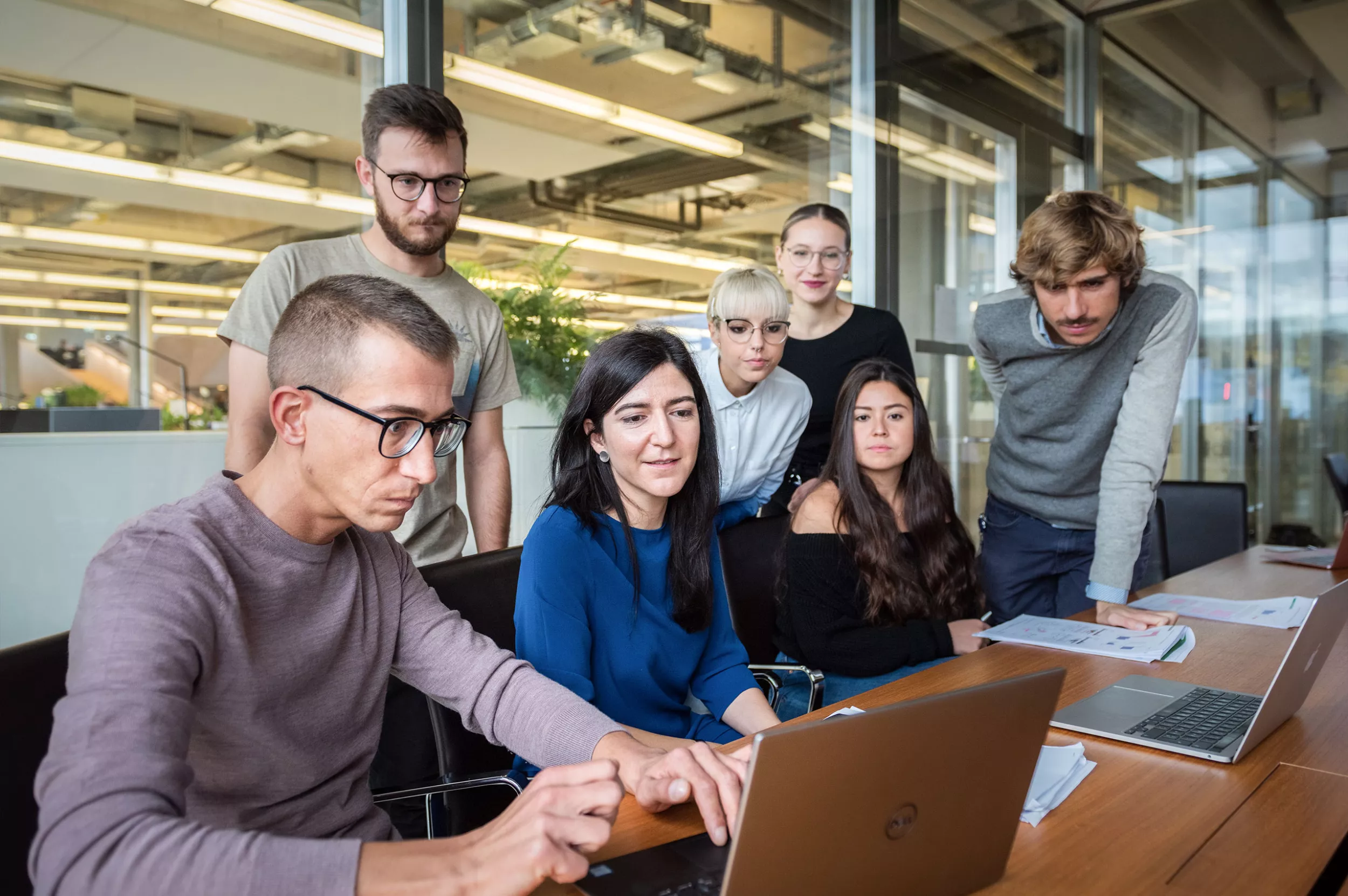 Das Team von Ana Sofia Guerreiro Stücklin in einer Besprechung im Labor
