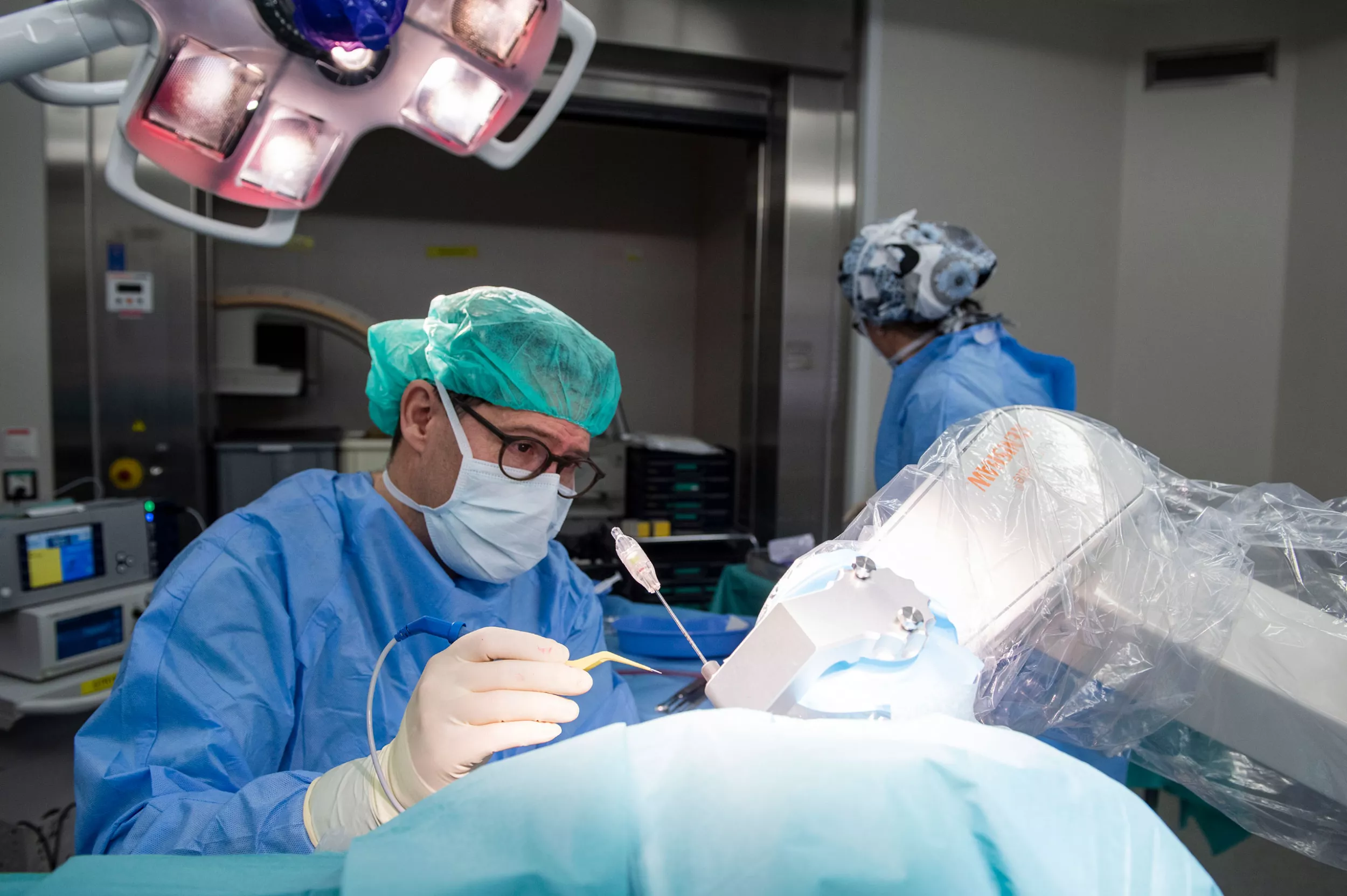 Neurochirurg Niklaus Krayenbühl während eines chirurgischen Eingriffs mit Robotersystem neuromate