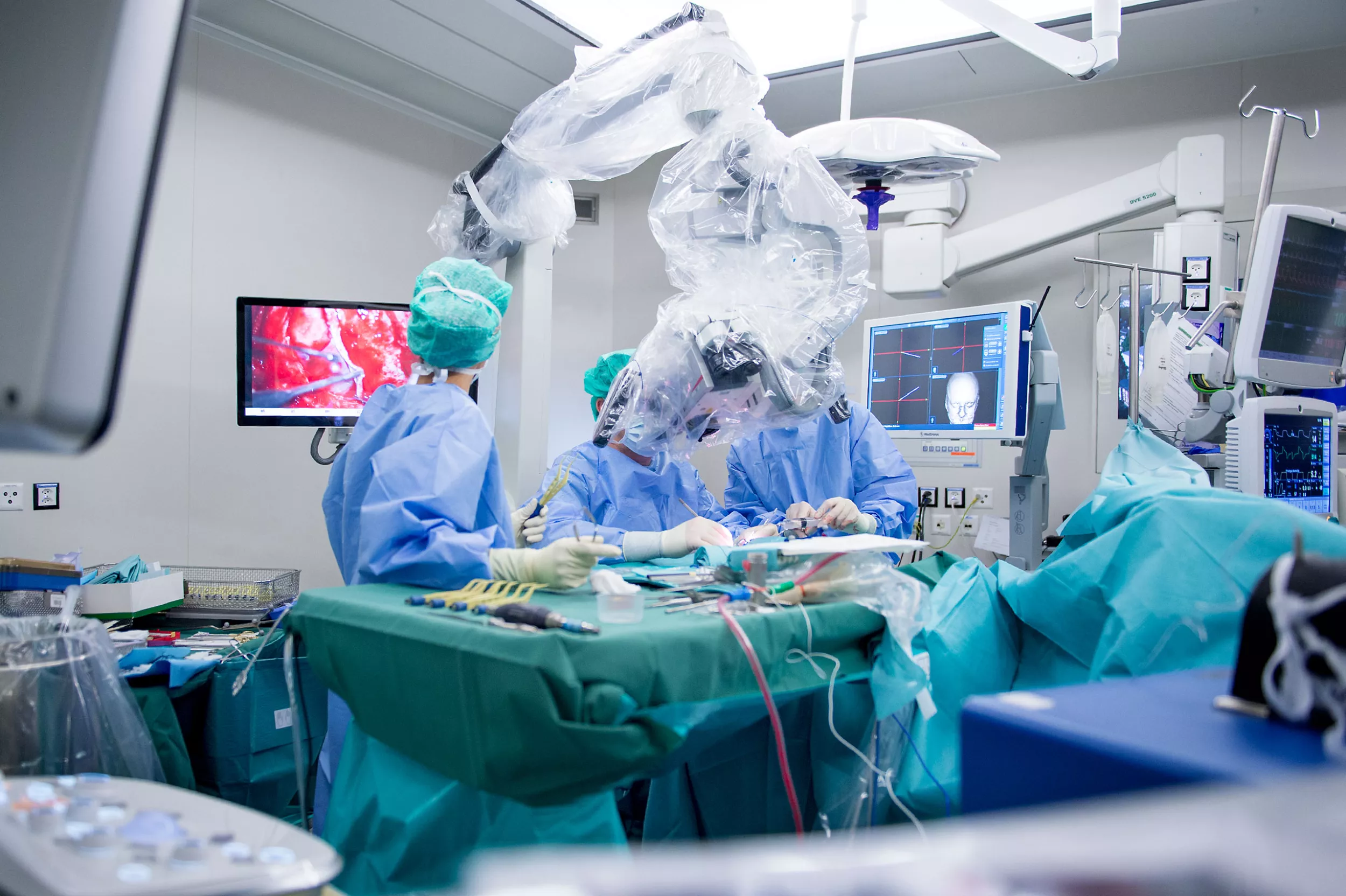 Neurochirurg Niklaus Krayenbühl mit seinem Team fotografiert während einem Eingriff