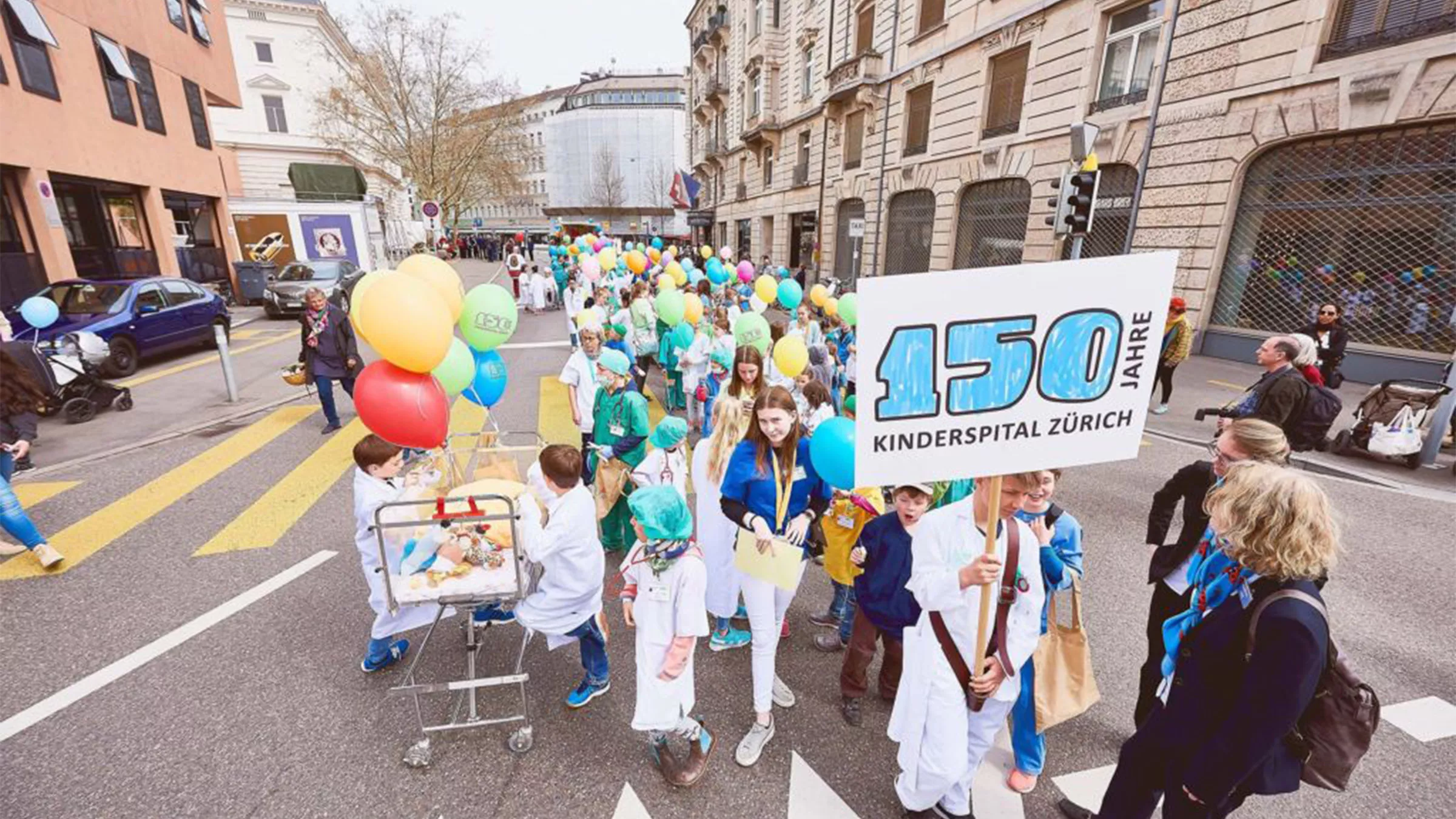 Umzug mit Patientinnen und Patienten des Kinderspitals am Sechseläuten