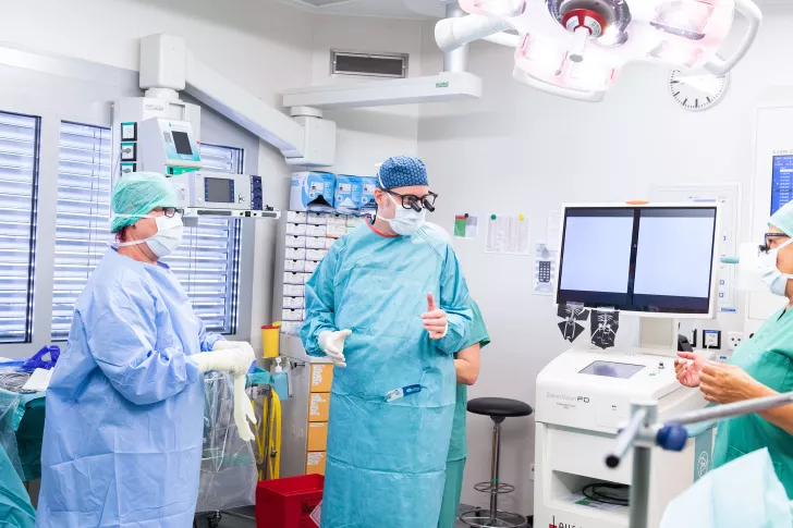 Der Chirurg Ueli Möhrlen bereitet sich für eine  Operation vor
